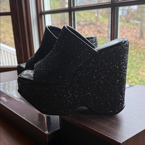 Heels - Picture 3 of 3